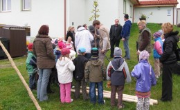 Výsadba stromů v zahradě Domova Simeon (13)